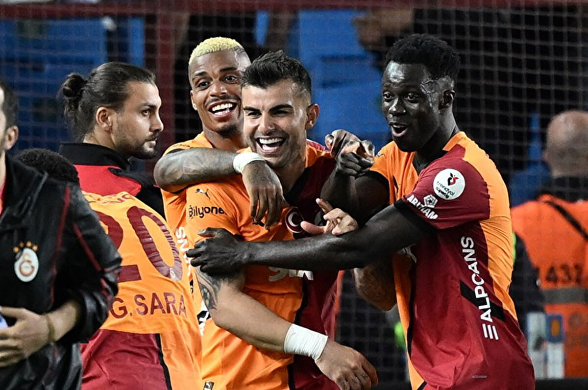 Galatasaray, bu süreçte ligde Reeder Samsunspor ve Sipay Bodrum FK'yi 2-0, ikas Eyüpspor'u 5-1, Net Global Sivasspor'u 4-1, Trabzonspor'u ise 2-0 mağlup etti. Sarı-kırmızılı ekip, kupada ise Fenerbahçe'yi 2-1, TÜMOSAN Konyaspor'u 5-1, Trabzonspor'u ise 3-0 yendi. Söz konusu müsabakalarda 25 gol atan Galatasaray, kalesinde sadece 4 gol gördü.<br>