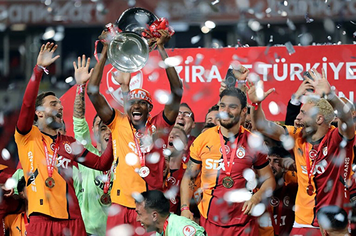 Çifte kupa için son adımlar <br><br>Galatasaray, futbolda 2024-2025 sezonunu iki kupa kapatmak istiyor. Sezona Turkcell Süper Kupa'da Beşiktaş'a 5-1 yenilerek giren sarı-kırmızılı ekip, devamında çabuk toparladı. Bu hafta içinde Ziraat Türkiye Kupası finalinde Trabzonspor'u yenerek şampiyon olan Galatasaray, 4 gün sonra ise Süper Lig'de şampiyonluğu garantilemeyi hedefliyor.<br>