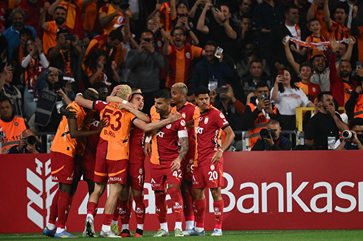 Süper Lig'in 36. haftasında Galatasaray, Rams Park'ta Kayserispor'u ağırlayacak. Okan Buruk yönetimindeki Galatasaray, rakibinden puan alması halinde ligde üst üste üçüncü, toplamda ise 25. şampiyonluğunu garantileyecek. Sarı-kırmızılı ekip hafta içinde Trabzonspor'u mağlup ederek Türkiye Kupası'nı müzesine götürmüştü. Sezonu çifte kupayla tamamlamak isteyen Galatasaray, taraftarı önünde lig şampiyonluğunu da ilan etmenin peşinde. Sergej Jakirovic'in göreve gelmesiyle çıkışa geçen Kayserispor ise yenilmezlik serisini Galatasaray deplasmanında sürdürmek istiyor. Peki Süper Lig'deki Galatasaray-Kayserispor maçı ne zaman, saat kaçta, hangi kanalda?<br>