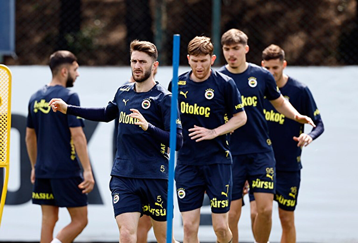 Mourinho rotasyona gidiyor<br><br>Ligde zirvenin 8 puan gerisinde kalan Fenerbahçe'de teknik direktör Jose Mourinho, ikas Eyüpspor karşısına rotasyonlu bir kadroyla çıkmayı planlıyor. Portekizli çalıştırıcının, geride kalan haftalarda fazla forma şansı bulamayan isimleri yarınki maçta ilk 11'de sahaya sürmesi bekleniyor.