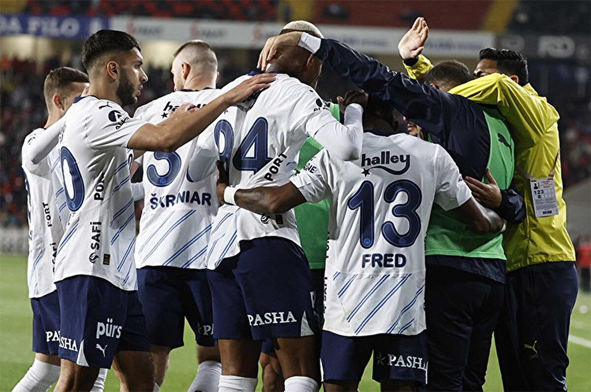 Ceza sınırındalar <br><br>Bu oyuncuların yanı sıra ceza sınırında bulunan Fred, Djiku ve İrfan Can Kahveci de müsabakada kart görmeleri halinde bir sonraki hafta deplasmanda oynanacak Atakaş Hatayspor karşılaşmasında takımlarını yalnız bırakacak.<br>