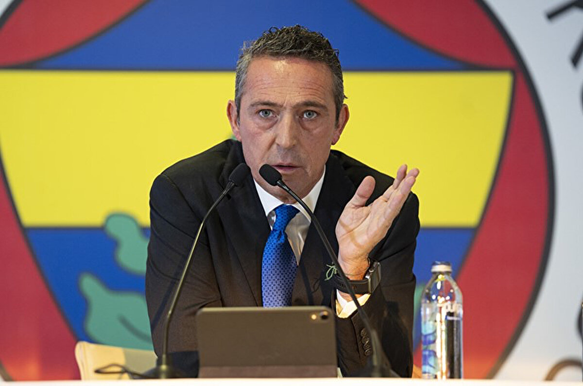 Kulübümüzün, imza yöntemiyle olası bir seçim sürecine sürüklenmesi gelecekte telafisi mümkün olmayan yaralar açacaktır. Camiamızı samimi ve yapıcı eleştirileri dikkate aldık, az önce de ifade ettiğim gibi son dönemde gündeme gelen talepleri saygıyla karşılıyorum. Camiamızın menfaatleri doğrultusunda aldığımız bu karara saygı göstereceğinize eminim. Bu kararımız, camiamıza hayırlı uğurlu olsun. Sizlerin vicdanına geçmişiyle gurur duyan, bugünüyle yüzleşen, yarınına sahip çıkan Fenerbahçelilik duygusuyla seslendim. Ben bu camiaya sırtımı değil yüreğimi dayadım. İnşallah, Allah'ın izniyle bu yolda tüm zorluklara, iftiralara, itibar suikastlerine ve haksızlıklara rağmen yürümeye devam edeceğim."<br>