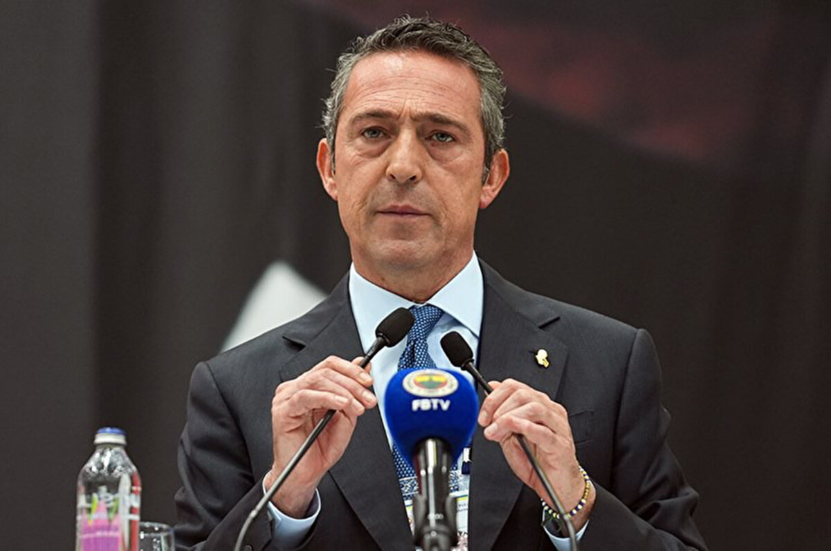 "Başkanımız Sayın Ali Y. Koç ve yöneticilerimizin, stadyumumuzun karşısında bulunan Fenerbahçe Gönüllüleri Derneği’ne gerçekleştirdiği ziyaretin, kamuoyuna “baskın” olarak yansıtılması üzerine dün akşam bir açıklama yapmıştık. Ancak bugün, Fenerbahçe Gönüllüleri Derneği Başkanı Emrah Tünay’ın konuyla ilgili olarak yaptığı manipülatif açıklama nedeniyle kamuoyunu yeniden bilgilendirme gereği doğmuştur.<br>