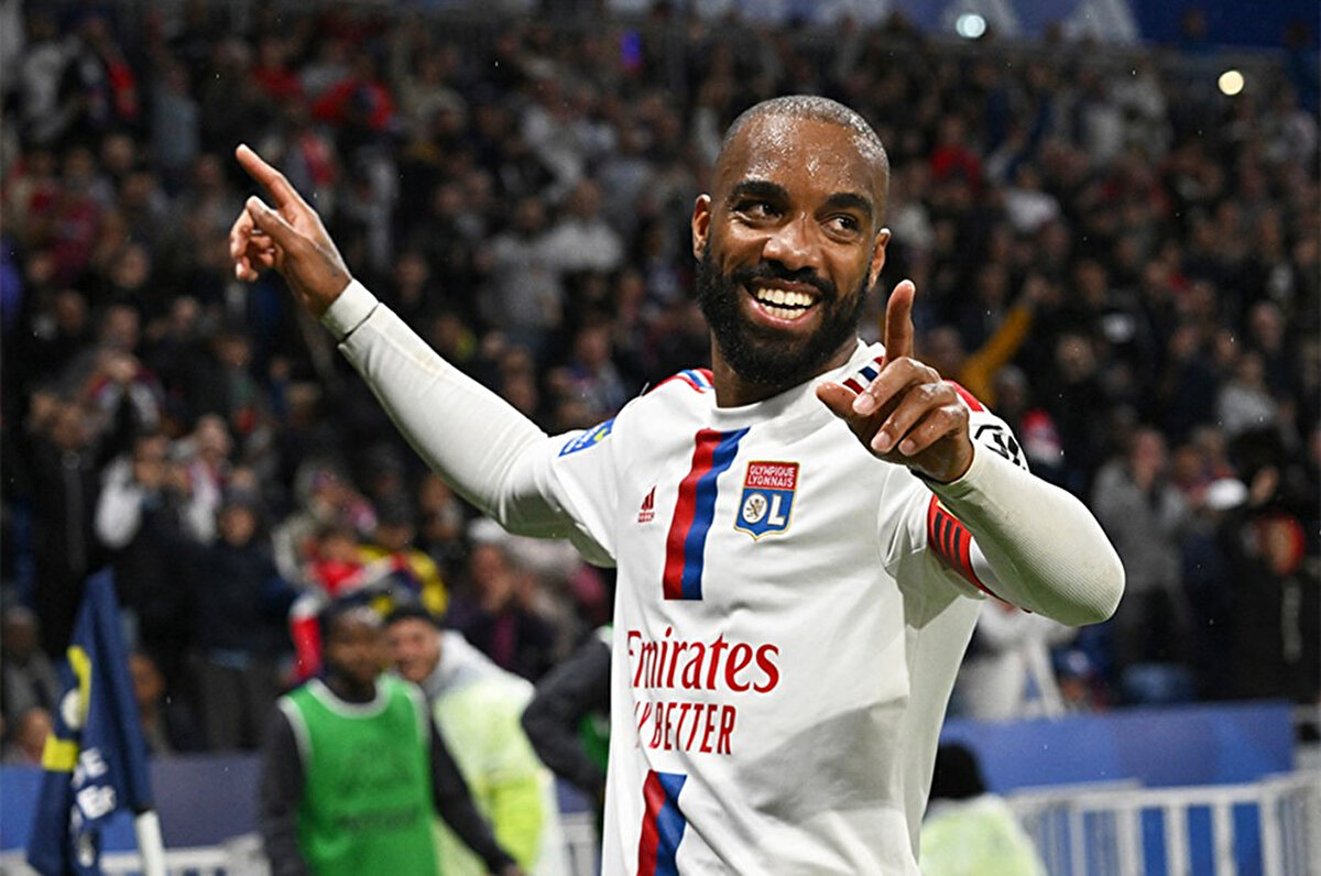 Transferde adı Beşiktaş'la da anılan Alexandre Lacazette'in yeni sezonda hangi takımda forma giyeceği de merak konusu oldu. Lacazette, bu konu hakkında sorulan bir soru üzerine ise "Birkaç hafta içinde geleceğimi öğreneceksin. Bana sunulan tüm seçenekleri göreceğim ve geleceğim için en iyi kararı vereceğim. Olympique Lyon'a saygısızlık etmemek, kafamı başka yere vermemek için önceden bir karar vermek istemedim. Sonuna kadar yüzde yüzümle burada olmak istedim. Bunu yaptım. Şimdi düşünmek için zamanım var." yanıtını verdi.<br>