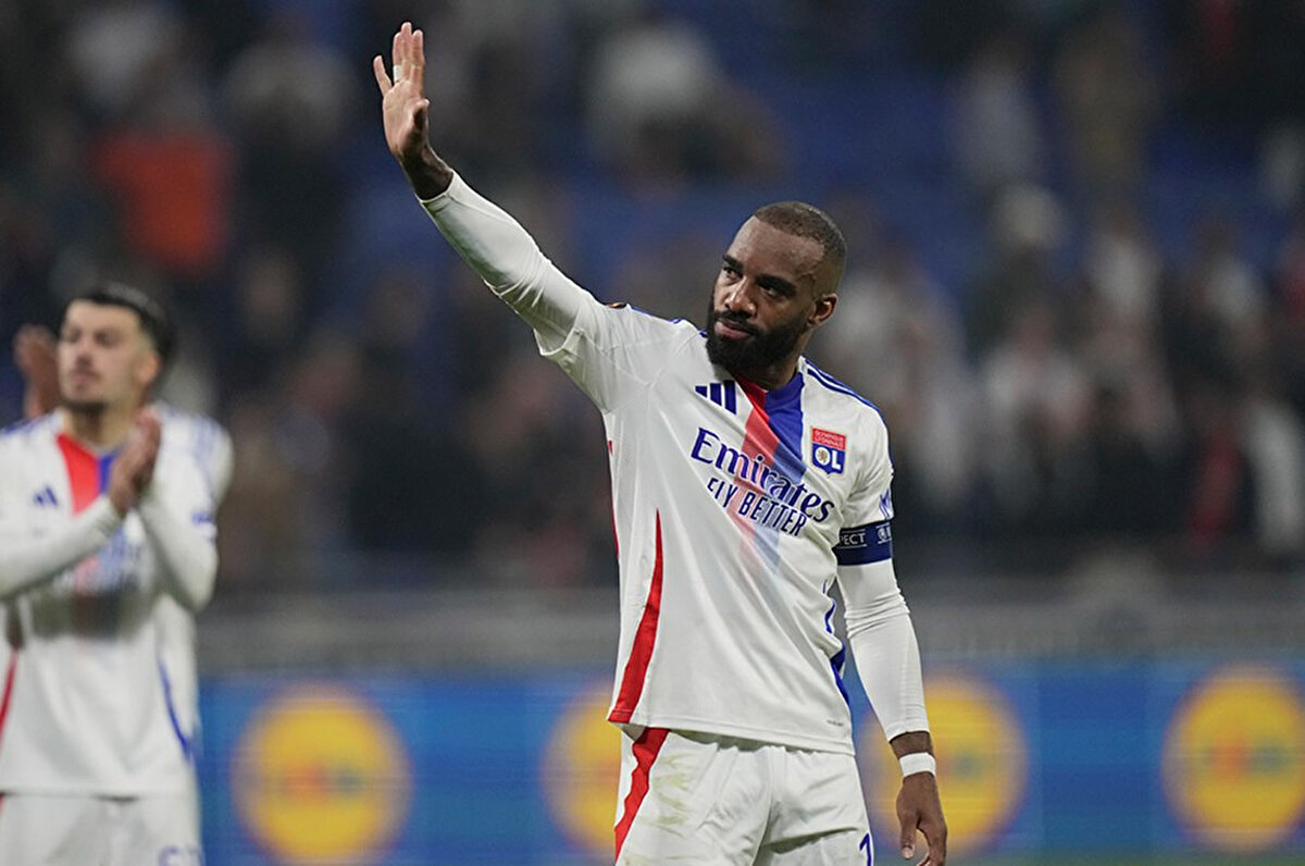 33 yaşındaki futbolcu maçın ardından basın mensuplarına yaptığı açıklamada "Bu sezon birlikte çalıştığım tüm oyunculara, bana çok fazla sevgi gösteren takım arkadaşlarıma, anneme, babama, aileme ve her zaman yanımda olan taraftarlara çok teşekkür ederim. Her zaman kalbimde olacak olan Lyon'a çok fazla mutluluk diliyorum" ifadelerini kullandı.<br>