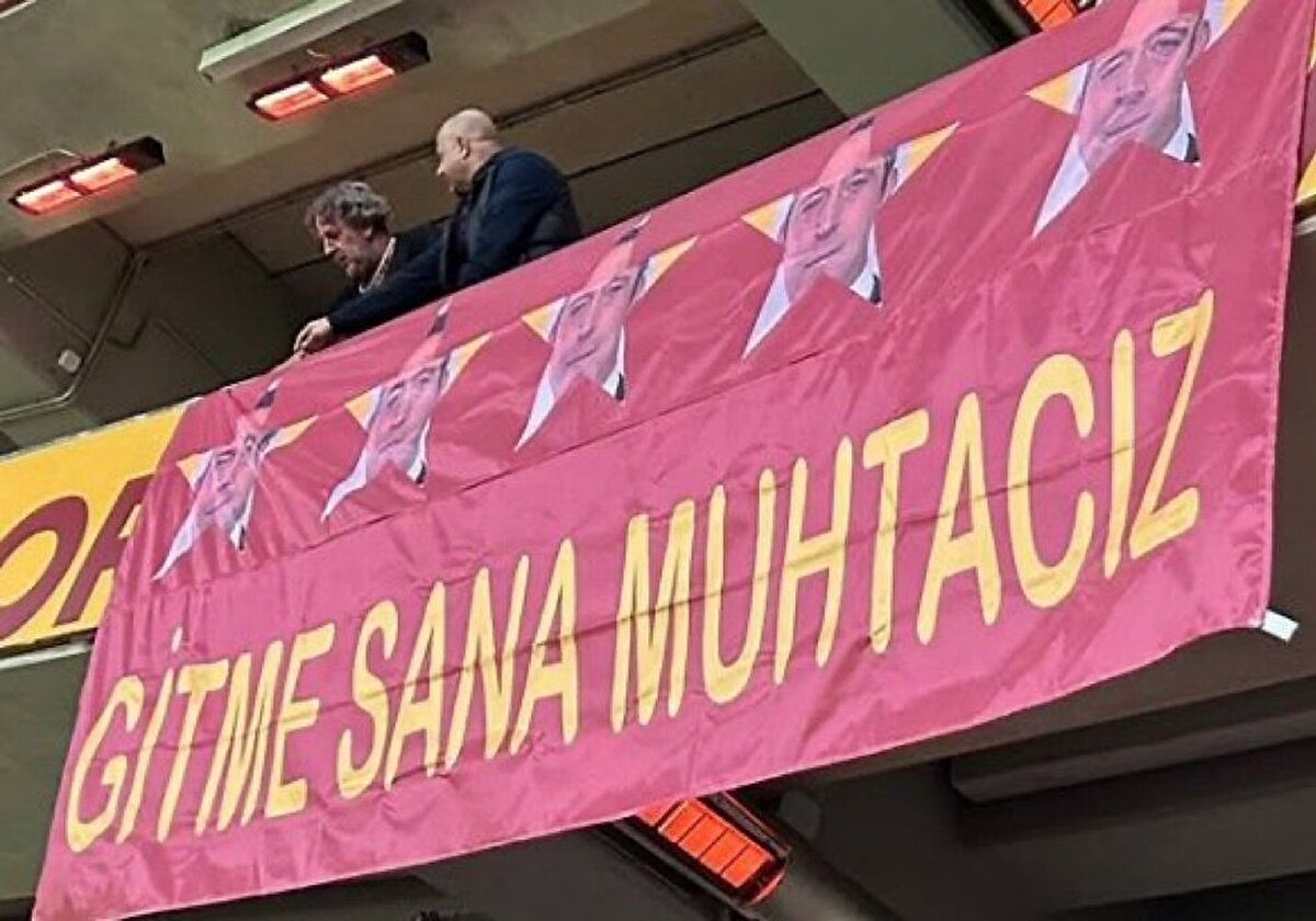 Stadyum içerisine ise içlerinde Ali Koç'un fotoğrafının olduğu 5 yıldızlı pankart açıldı. Pankartın üzerine ise "Gitme sana muhtacız" yazıldı.