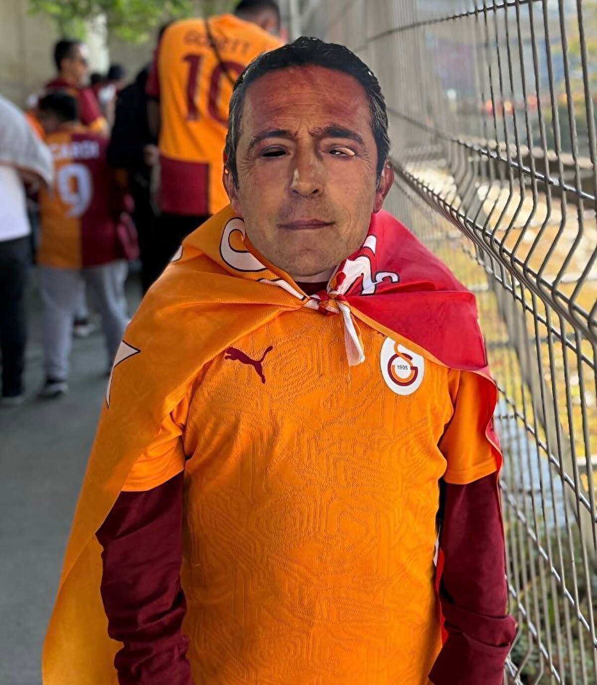 Bazı taraftarlar yüzlerinde Ali koç maskeleri ile Rams Park'a geldi.