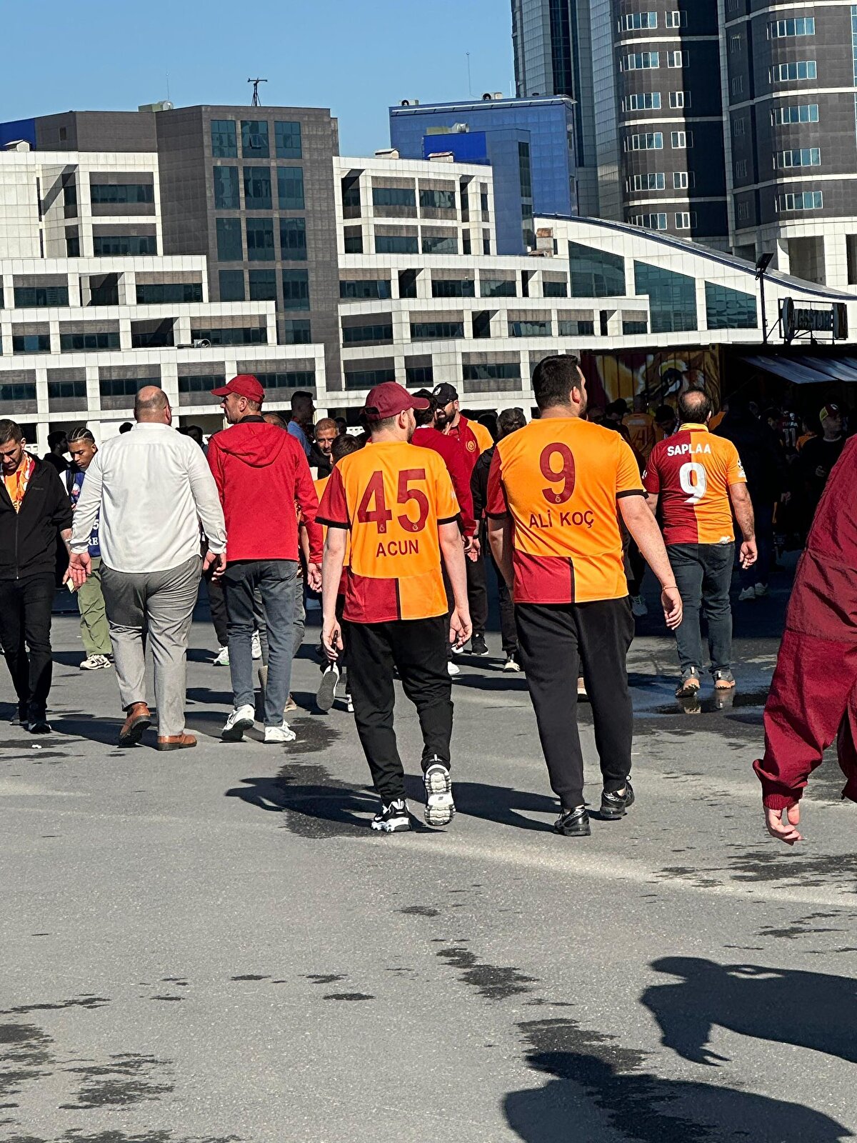 Formalarına Acun Ilıcalı ve Ali Koç'un isimlerini yazdıran taraftarlar da alana giriş yaptı.
