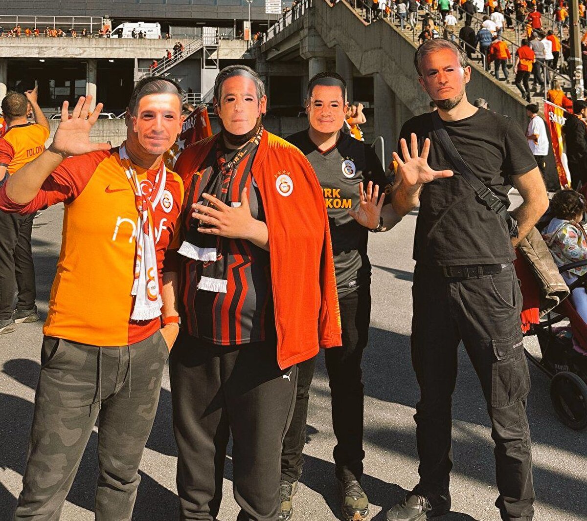Kimi taraftarlar ise; <br>Mert Hakan Yandaş, Ali Koç, Acun Ilıcalı ve Jose Mourinho'nun maskeleri ile geldi 