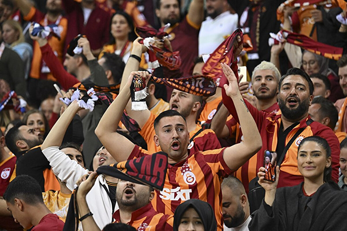 Öte yandan Galatasaray-Kayserispor maçı dolu tribünler önünde oynanacak. Sarı-kırmızılı futbolseverler, şampiyonluğun ilan edilme ihtimali bulunan karşılaşmaya büyük ilgi gösterdi. Taraftarlar, satışa çıkarılan biletleri kısa sürede tüketti. Kombine bilet ve loca sahiplerinin de büyük oranda tribündeki yerini alması bekleniyor.