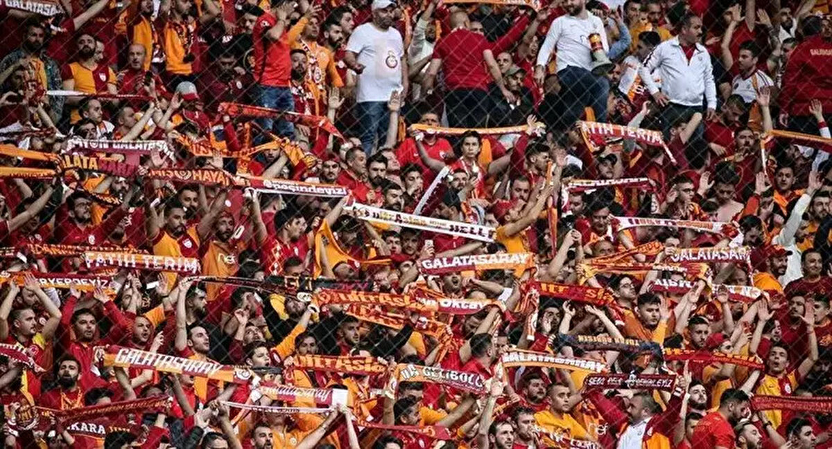 Aynı zamanda şampiyonluk maçına çıkan takımlarını yalnız bırakmayan Galatasaray taraftarı Fenerbahçe'ye sert göndermeler yapmaya başladı. Bu görüntüleri gören Fenerbahçe taraftarları sosyal medya üzerinden sarı kırmızılı taraftarları tepki yağmuruna tuttu. İşte o görüntülerden bazıları: