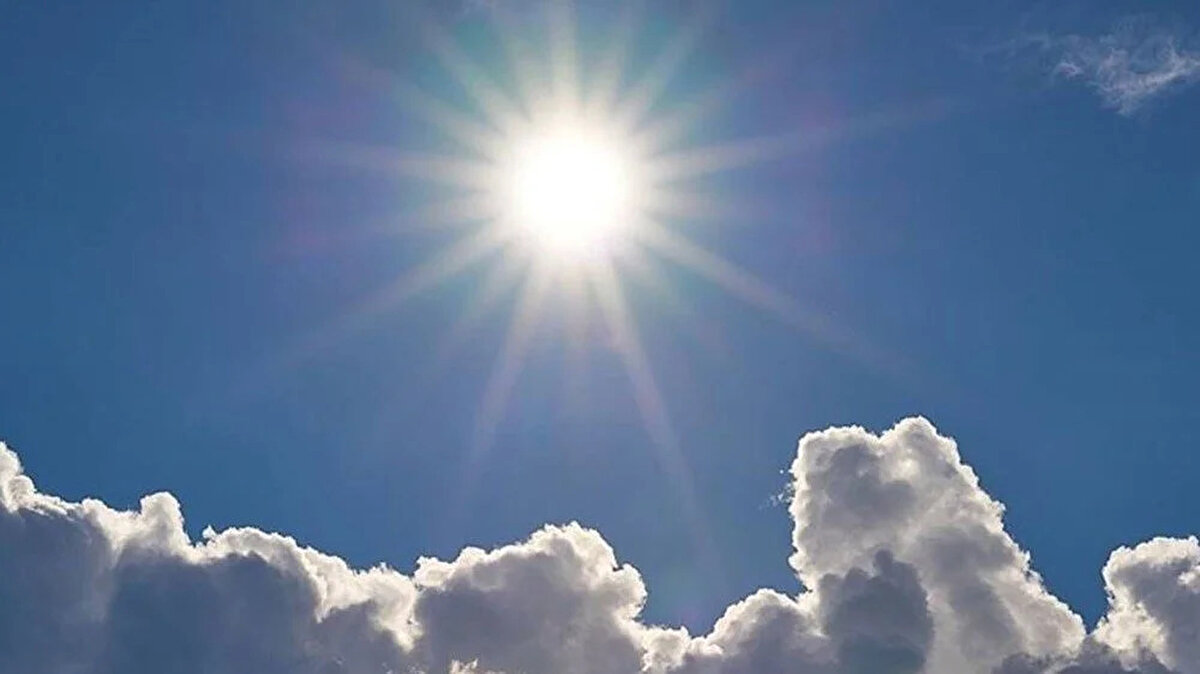 ÜÇ BÜYÜKŞEHİRDE HAVA DURUMU<br>Macit, Ankara'da hafta boyunca yağış beklenmediğini, az bulutlu havanın hakim olacağını, sıcaklıkların ise çarşambadan sonra 27-28 dereceye kadar çıkacağını söyledi.<br><br>İstanbul'da da yağış beklenmediğini, parçalı, az bulutlu havanın etkili olacağını aktaran Macit, "İstanbul'da hafta sonuna doğru sıcaklıklar 27 dereceye kadar çıkacak." dedi.<br><br>Macit, İzmir'de az bulutlu havanın etkili olacağını, sıcaklıkların hafta boyunca 29-30 derece civarında olacağını kaydetti.