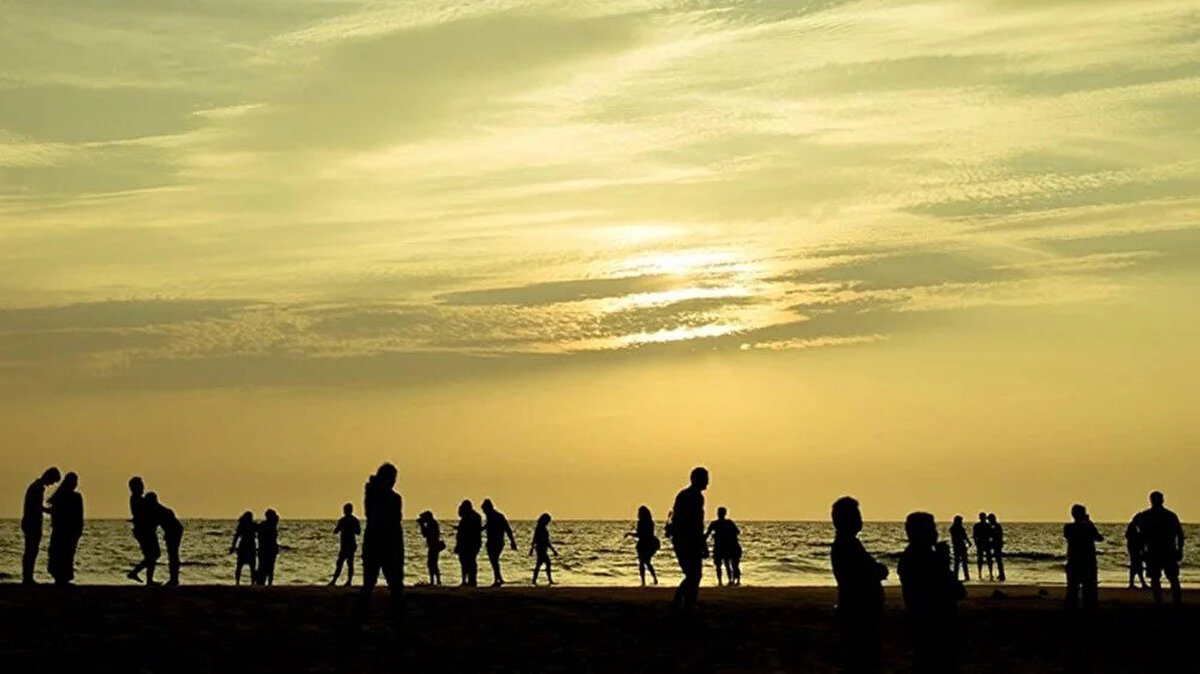 "HAVA SICAKLIĞI ARTACAK"<br>Hava sıcaklıklarının yarın ve salı günü mevsim normalleri civarında seyredeceğini bildiren Macit, sözlerini şöyle sürdürdü:<br><br>"Çarşamba günü güney kesimlerde Akdeniz ile Güneydoğu Anadolu Bölgesi'nde, perşembeden itibaren ise tüm yurtta hava sıcaklığının artmasını, mevsim normallerinin üzerinde seyretmesini bekliyoruz.<br><br>Sıcaklıklar, mevsim normallerinin 4 ila 6 derece üzerine çıkacak. Önümüzdeki hafta boyunca batı kesimlerinde önemli yağış yok, az bulutlu, açık hava etkili olacak."