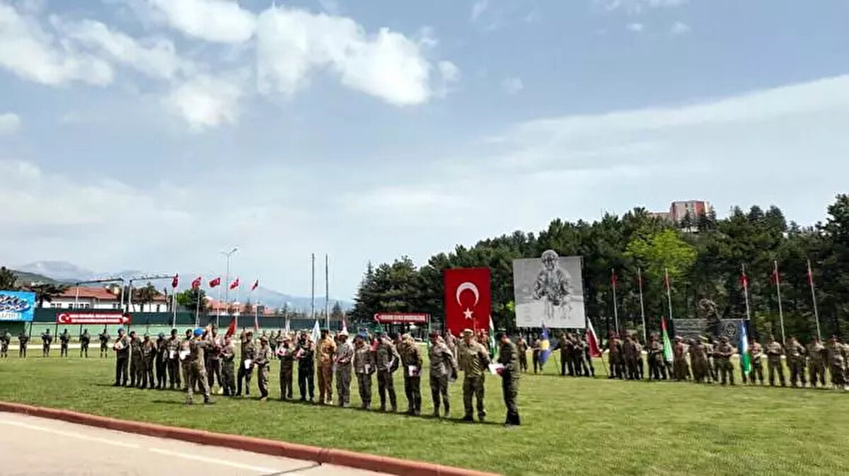 Ayrıca Birleşik Krallık, Kazakistan, Kuveyt ve Türkmenistan'dan da gözlemciler müsabakayı takip etti. Toplam 18 ülkeden, 26 keskin nişancı timinin yer aldığı yarışmada Türkiye'yi; Kara Kuvvetleri Komutanlığı'ndan 2, Deniz Kuvvetleri Komutanlığı'ndan 2, Özel Kuvvetler Komutanlığı'ndan 2 ve Jandarma Genel Komutanlığı'ndan 2 tim olmak üzere toplam 8 keskin nişancı timi temsil etti.<br><br>