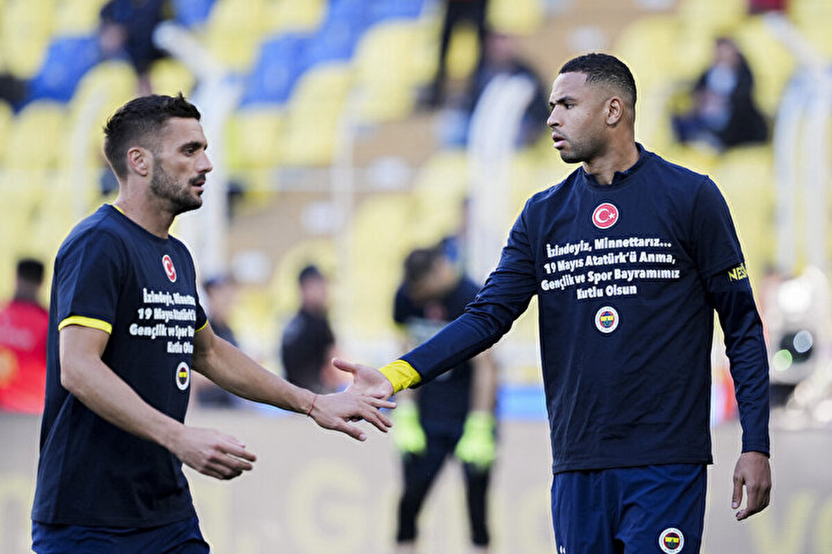 Mücadele öncesinde sarı lacivertli futbolcular ısınmak için sahaya çıktı.<br>
