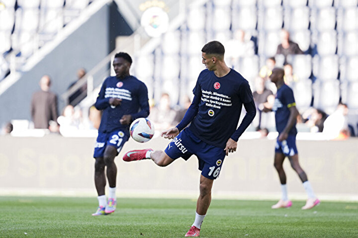 Sahaya çıkan oyuncular ilk başta ne olduğunu anlayamadı ve şaşırdılar.<br>