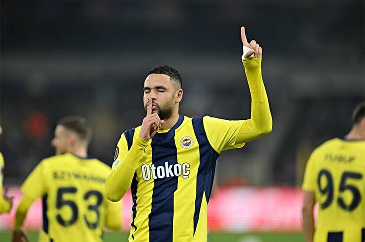 En-Nesyri'nin kafa golü sonrası Fenerbahçe tribünlerinden protesto sesleri yükseldi. Bunun üzerine taraftarlara dönen En-Nesyri, kulağını gösterip "duyamıyorum" işareti yaptı.