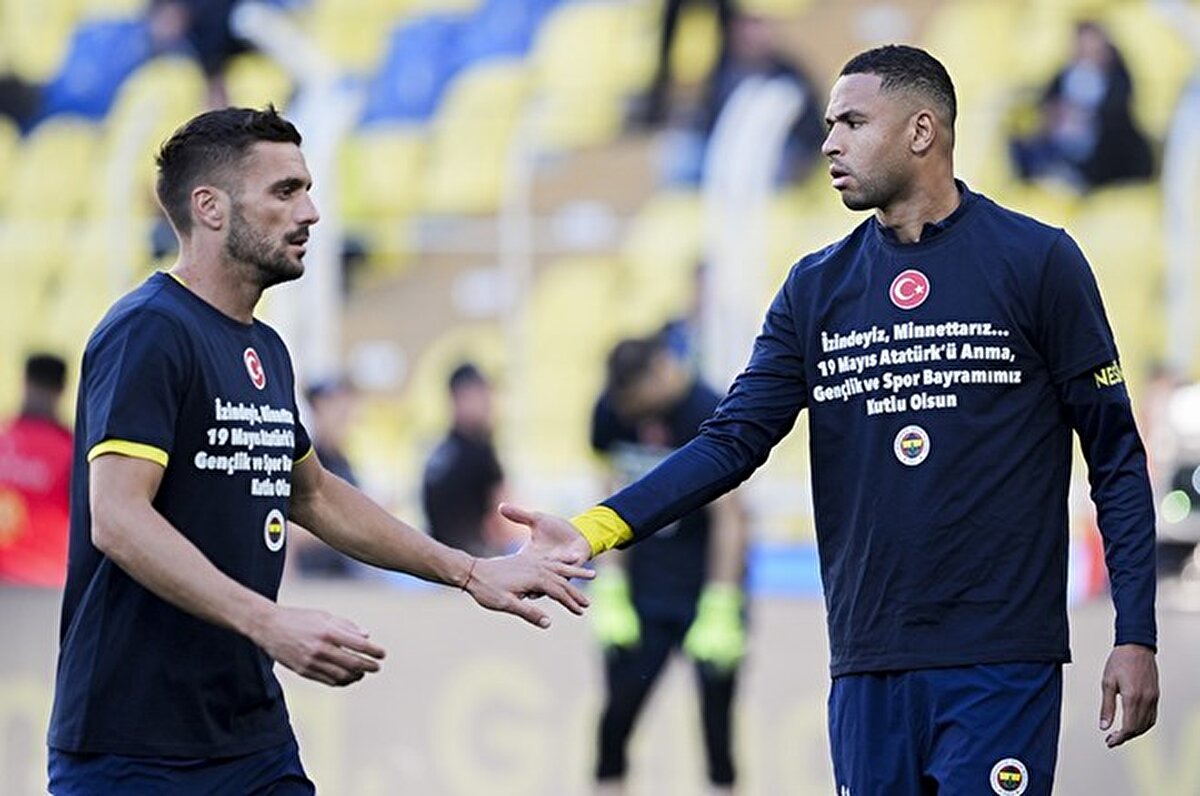 <br>Daha sonra Tadic, Faslı forvetin yanına gidip takım arkadaşına uyarılarda bulundu.