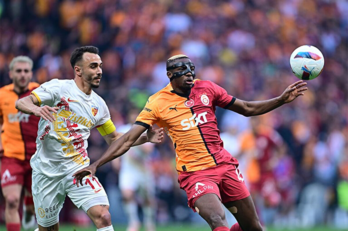 Sarı-kırmızılılar maça Fernando Muslera, Roland Sallai, Davinson Sanchez, Abdülkerim Bardakcı, Eren Elmalı, Mario Lemina, Lucas Torreira, Yunus Akgün, Gabriel Sara, Barış Alper Yılmaz, Victor Osimhen ile başladı.<br>