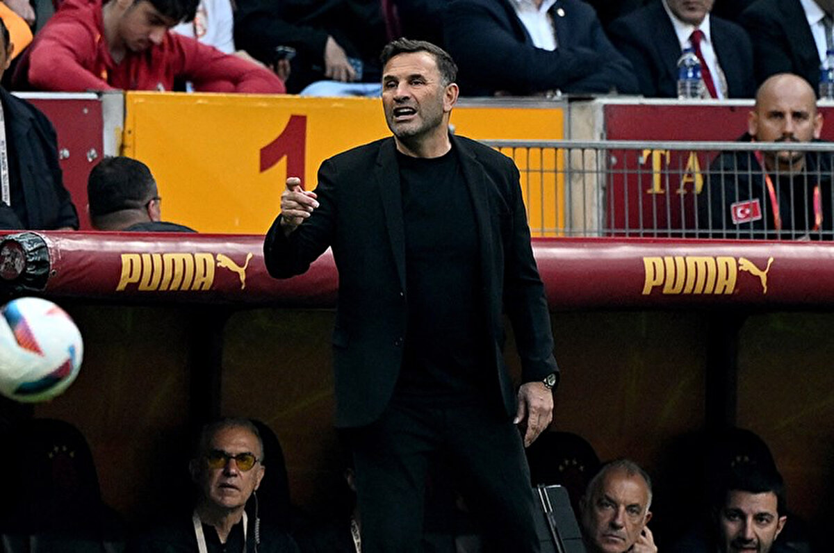 Galatasaray Teknik Direktörü Okan Buruk, Fenerbahçe'ye laptop ile gönderme yaptı.<br>