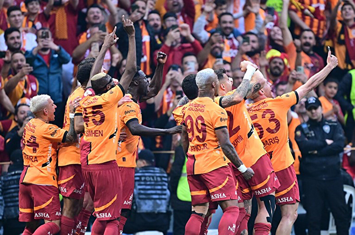 Süper Lig'de 202425 sezonunun 36. haftasında Galatasaray, konuk ettiği Kayserispor'u 3-0 mağlup ederek tarihinin 25. şampiyonluğunu ilan etti. Sarı-kırmızılı ekip ligde üst üste üçüncü kez zafere ulaşırken gelecek sezon Şampiyonlar Ligi'ne doğrudan katılım hakkı kazandı. Galatasaray, Şampiyonlar Ligi'nde 202526 sezonunda ön eleme oynamadan direkt lig aşamasına katılacak.<br>