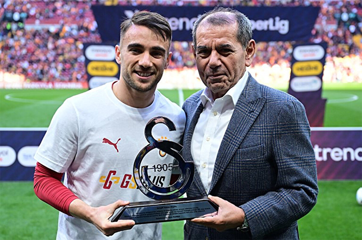 Dursun Özbek, Adnan Polat'ın sözlerine, "Tercüman oldun bana, teşekkür ederim." sözleriyle yanıt verdi.<br>