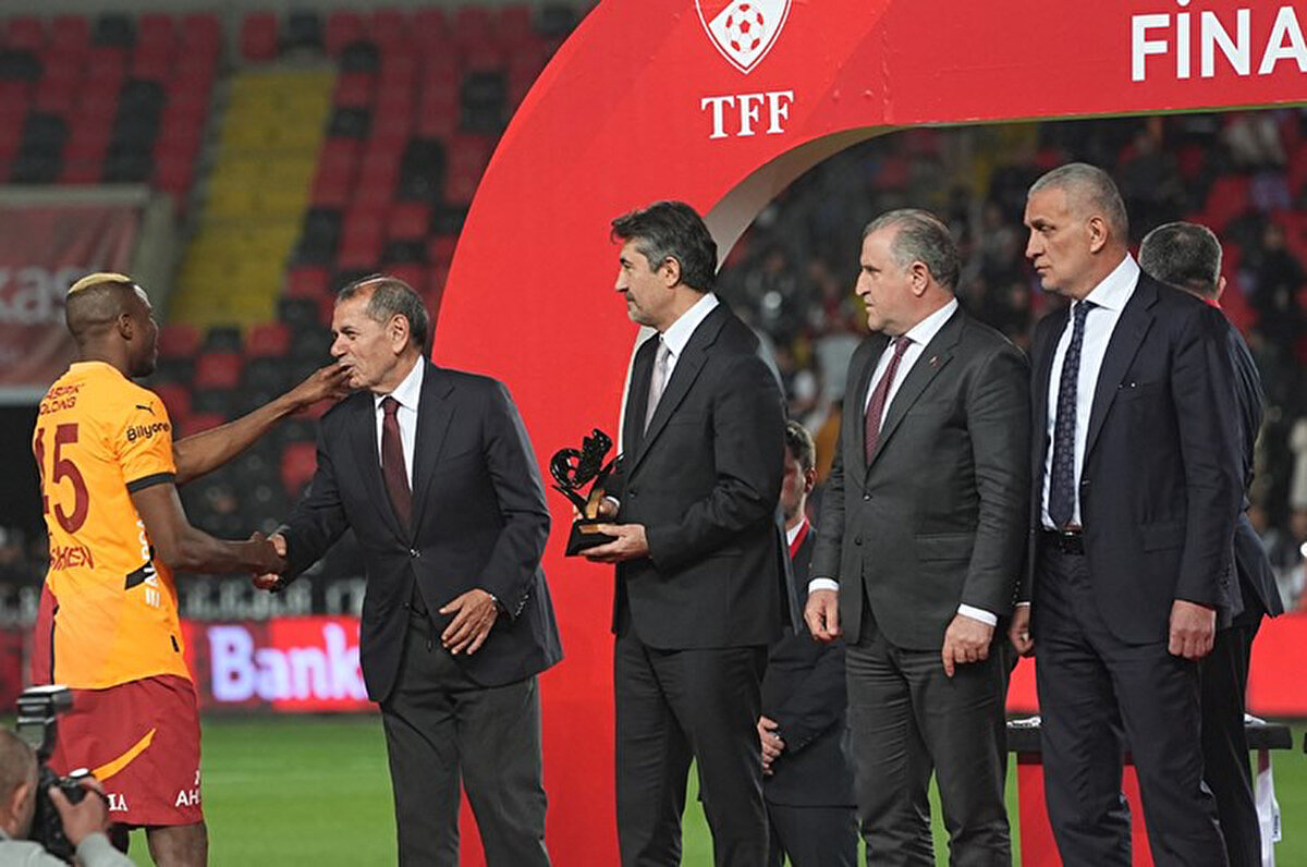 Başkan Özbek, "Çok çetin bir sezon geçirdik. Yalanlarla, algılarla dolu bir sezon geçirdik. Sonunda iyi olan yine kazandı. 5. yıldızı taktık. Adnan Başkan sürekli yanımda oldu. Ona da teşekkür ederim." dedi.<br>