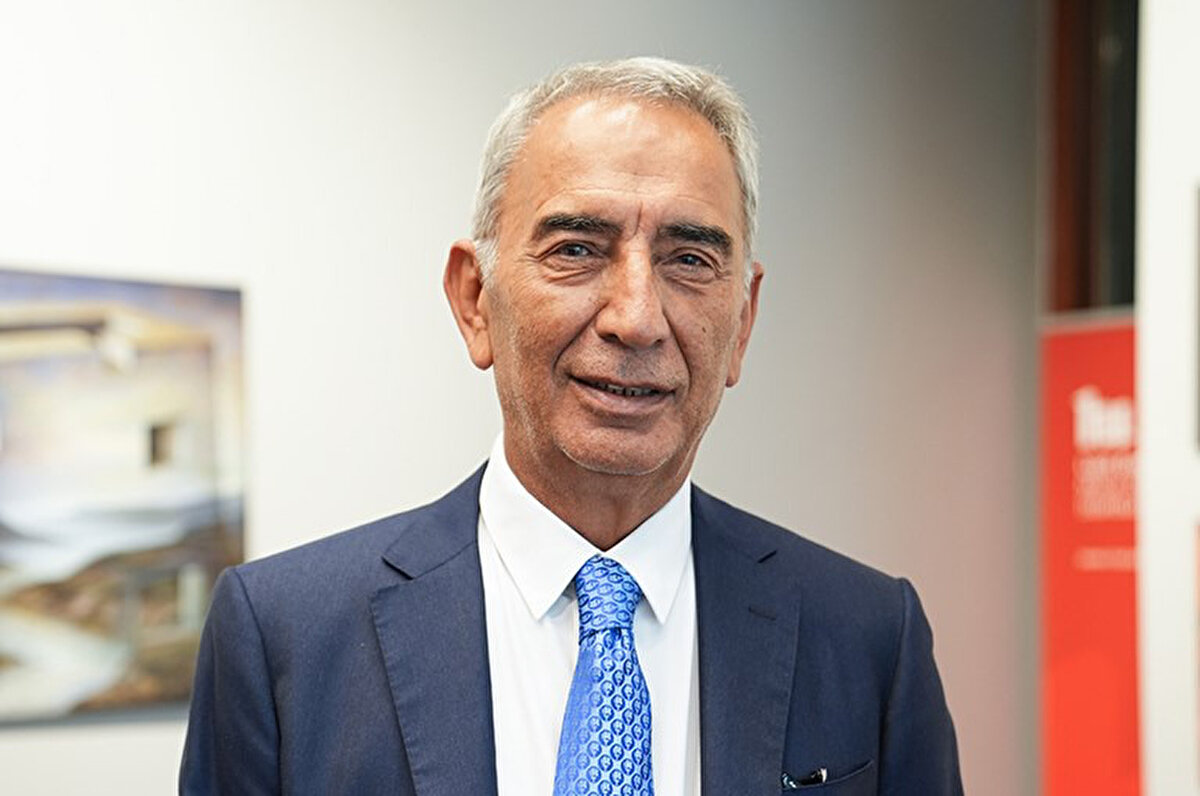 Dursun Özbek'in yanında yer alan eski başkan Adnan Polat, "Bu şampiyonluklar zor oluyor, başkan ve ailesinin neler çektiğini iyi bilirim. Herkes kutlamak ister. Başkan ise eve gidip dinlenmek ister." şeklinde konuştu.<br>