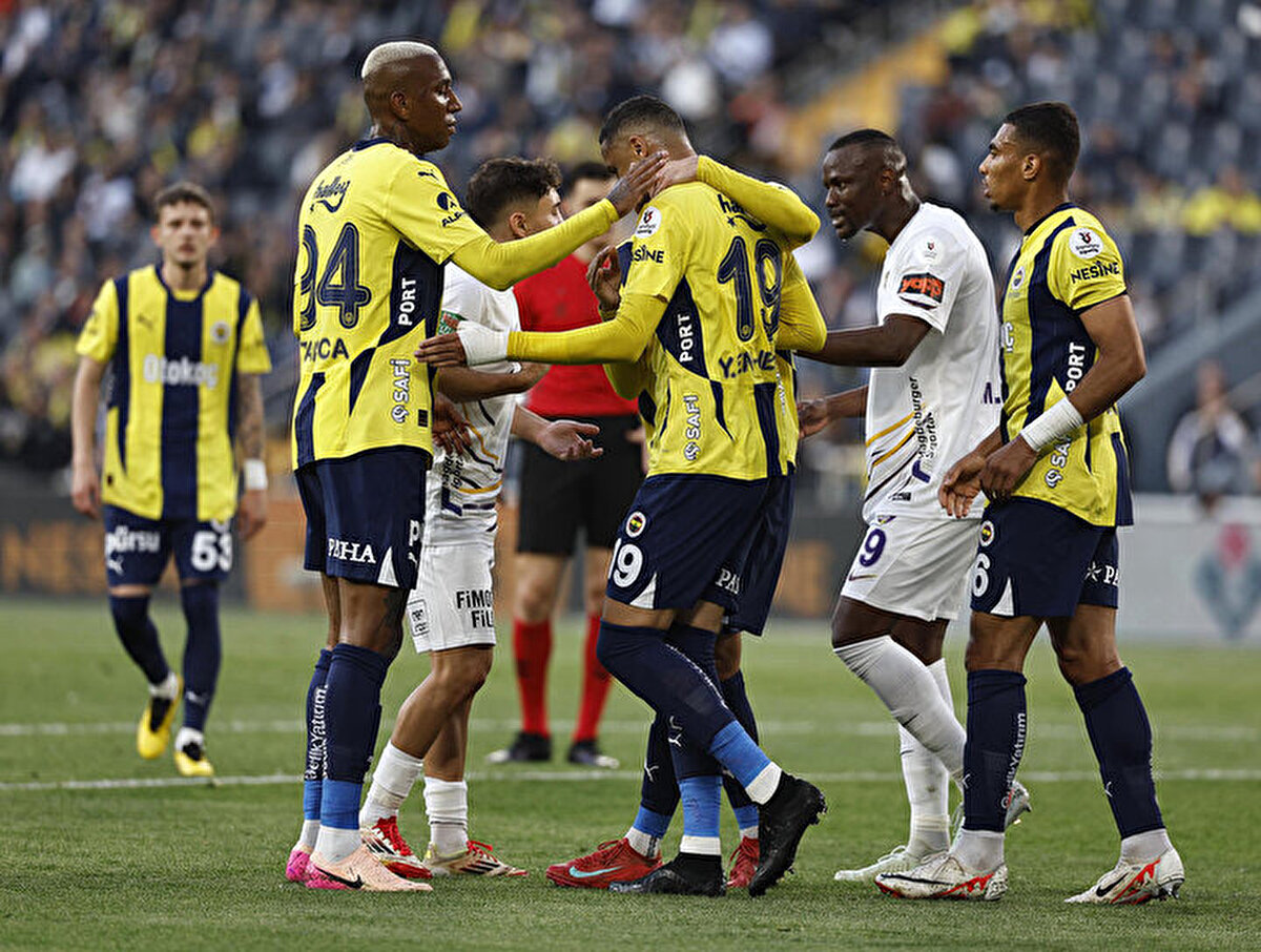 Sarı-lacivertlilerin gollerini Youssef En-Nesyri ile Edin Dzeko kaydetti. Bu sonucun ardından Fenerbahçe sezonu ikinci sırada tamamladı.<br>