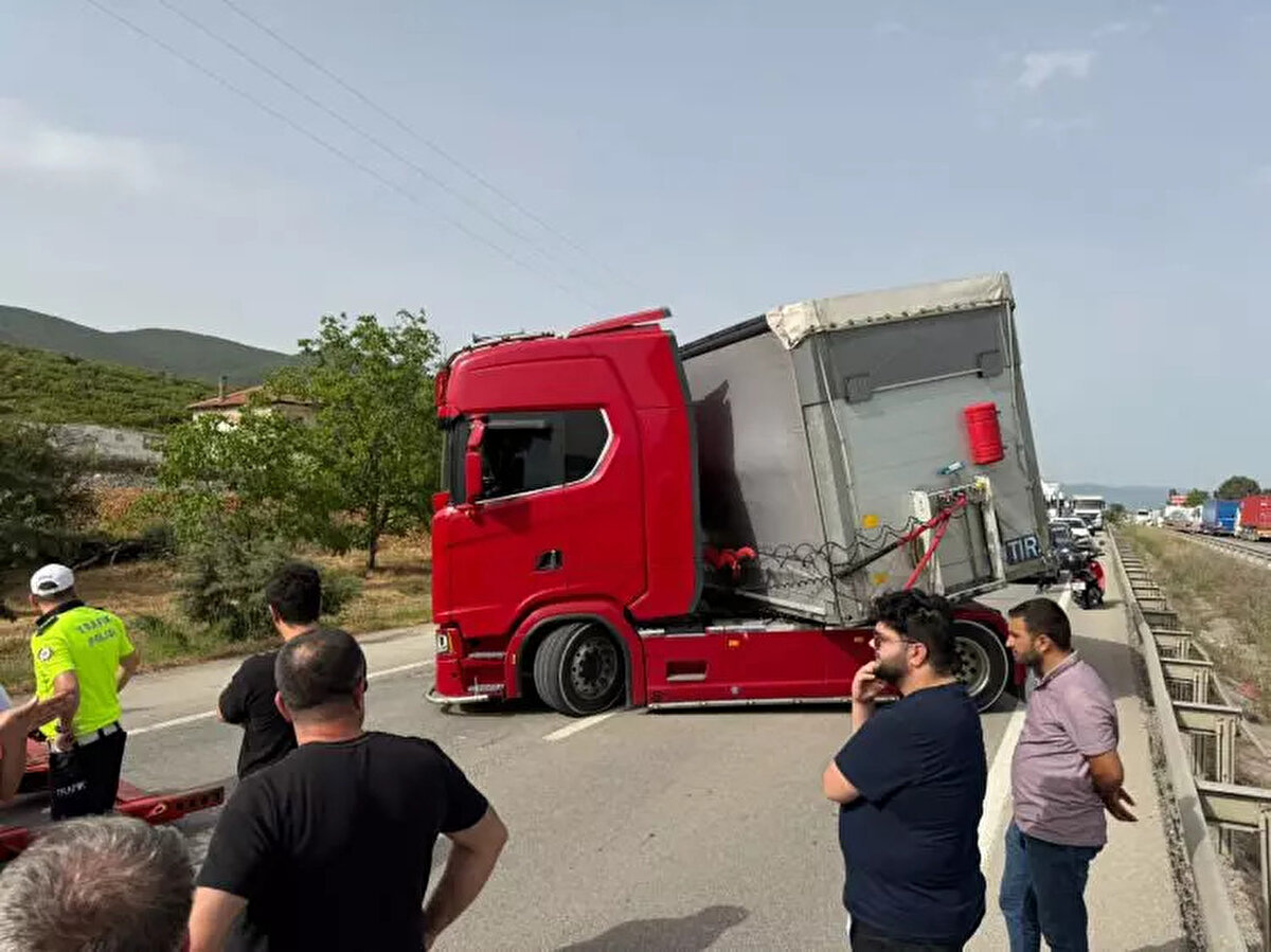 Kaza, dün (16 Mayıs) akşam saatlerinde Orhangazi - Gemlik yolu Gedelek trafik ışıklarında meydana geldi.