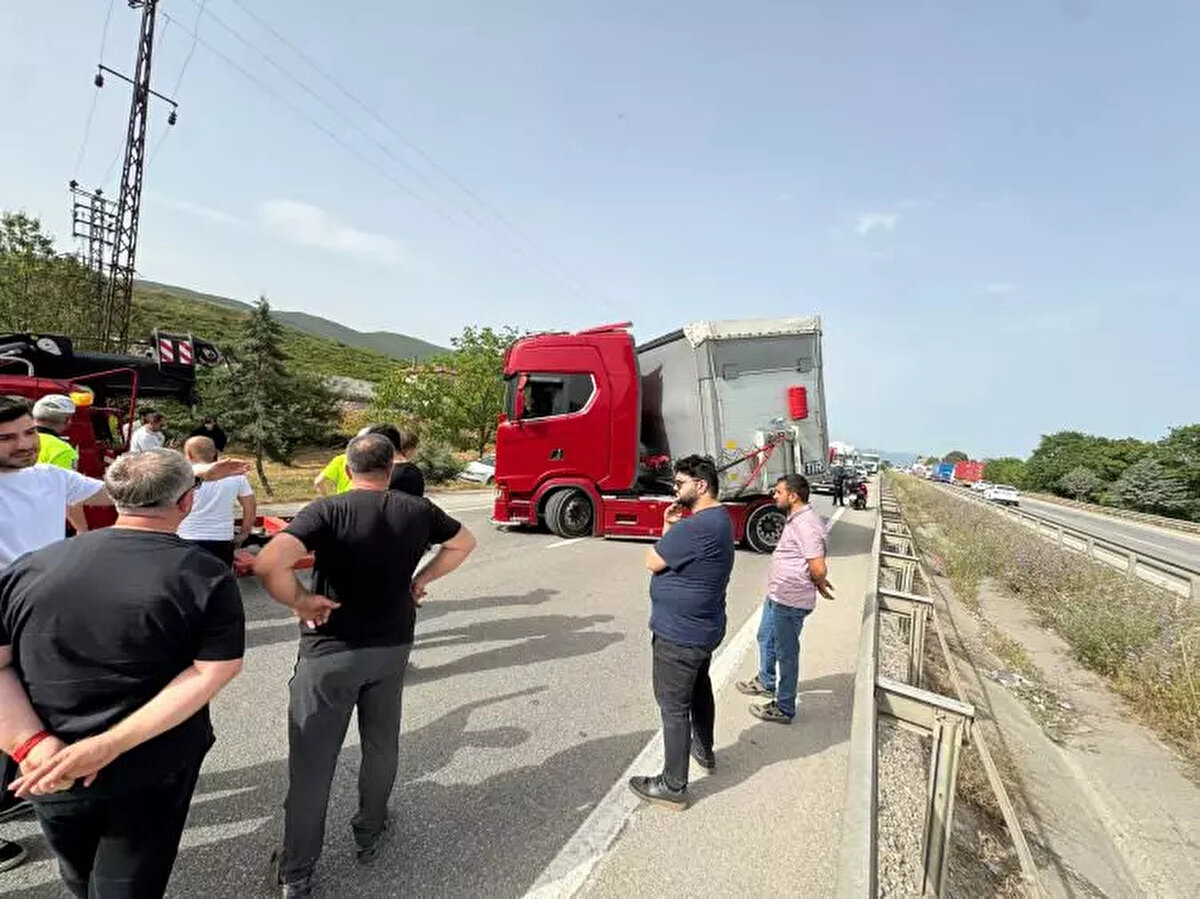 YOL SAATLERCE TRAFİĞE KAPATILDI <br><br>Tır makas attığı için yol kapandı. İstanbul- Bursa yönüne giden sürücüler ise kaza ve yolun kapalı olması sebebiyle mahsur kaldılar.<br><br>