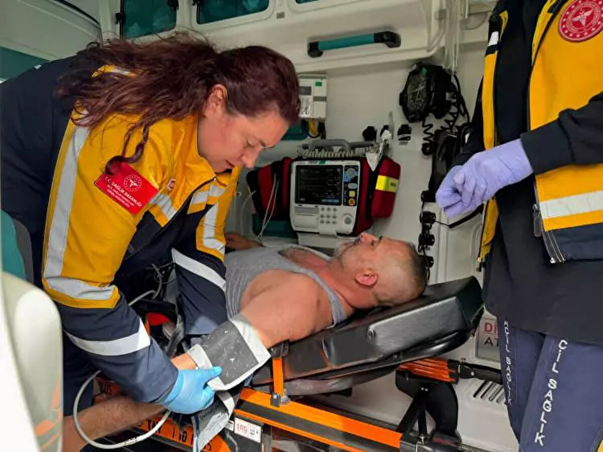 SÜRÜCÜ HASTANEYE KALDIRILDI <br><br>Olay yerine gelen ambulans ekibi arının soktuğu şoktaki sürücüyü hastaneye kaldırdı.