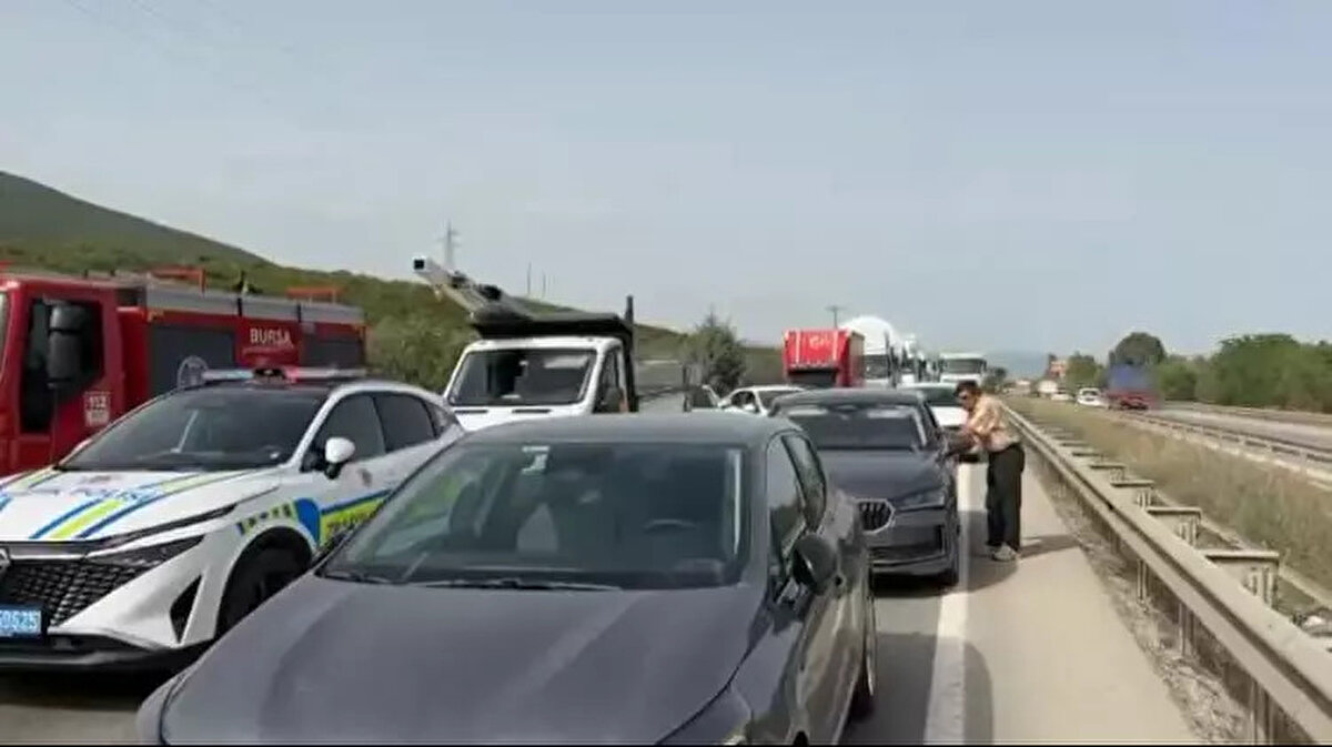 <br>Çevredeki sürücülerin 112 Acil Çağrı Merkezi'ne yaptığı ihbarı üzerine bölgeye sağlık ve polis ekipleri seck edidli.