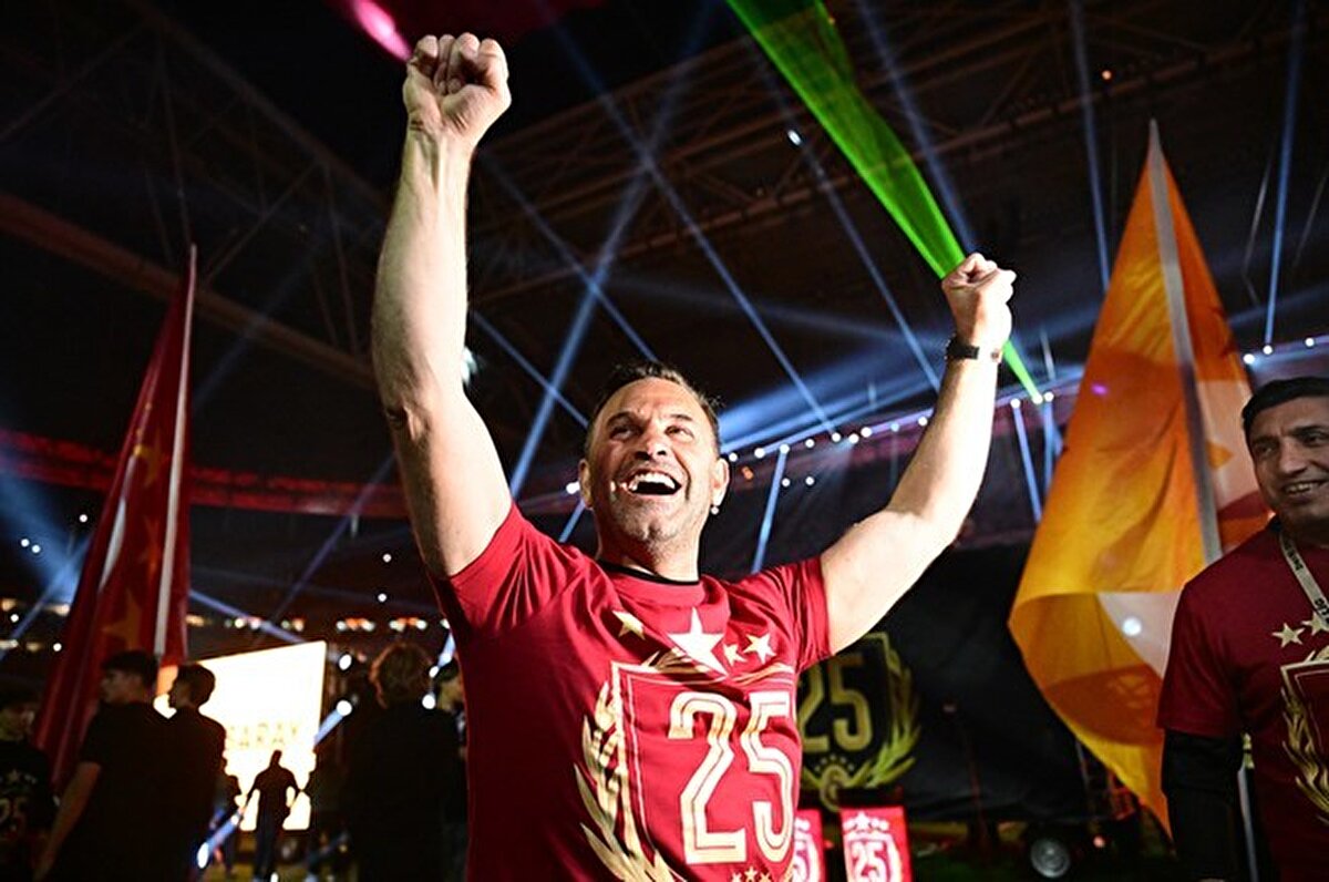 Trendyol Süper Lig'de Galatasaray şampiyonluğunu ilan etti. Kutlamaların ardından Galatasaray Teknik Direktörü Okan Buruk açıklamalarda bulundu.