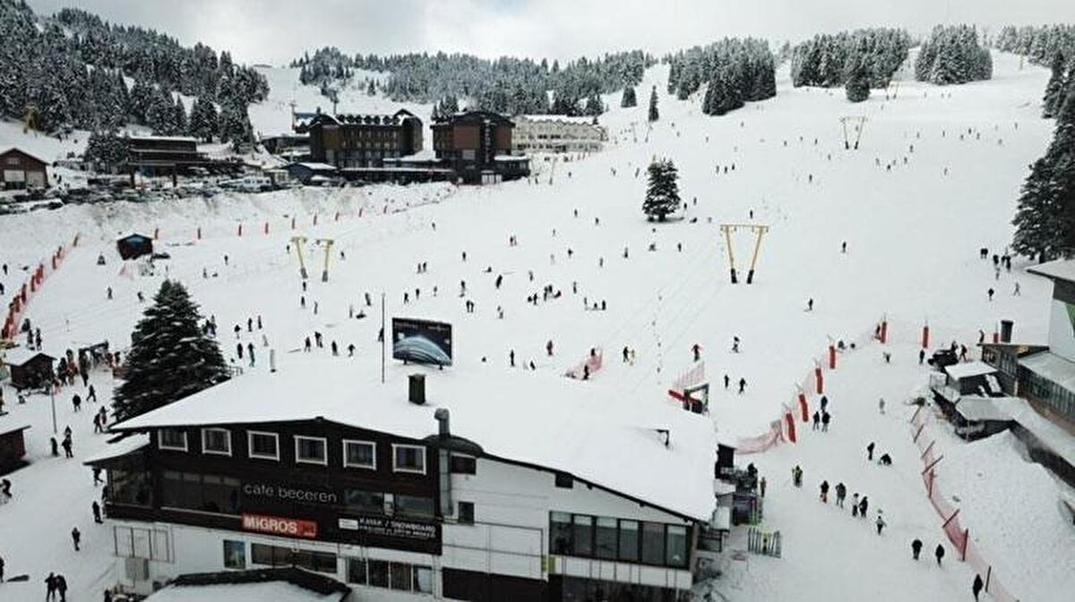 Öte yandan Uludağ, kayak sezonun başladığı 15 Aralık 2024 ile 28 Şubat 2025 tarihleri arasında, kara yolu ve teleferik ile gelen 793 bin 26 tatilci ağırlarken, Milli Parklara ait gişelerden aynı dönemde 161 bin 610 araç geçiş yaptı.