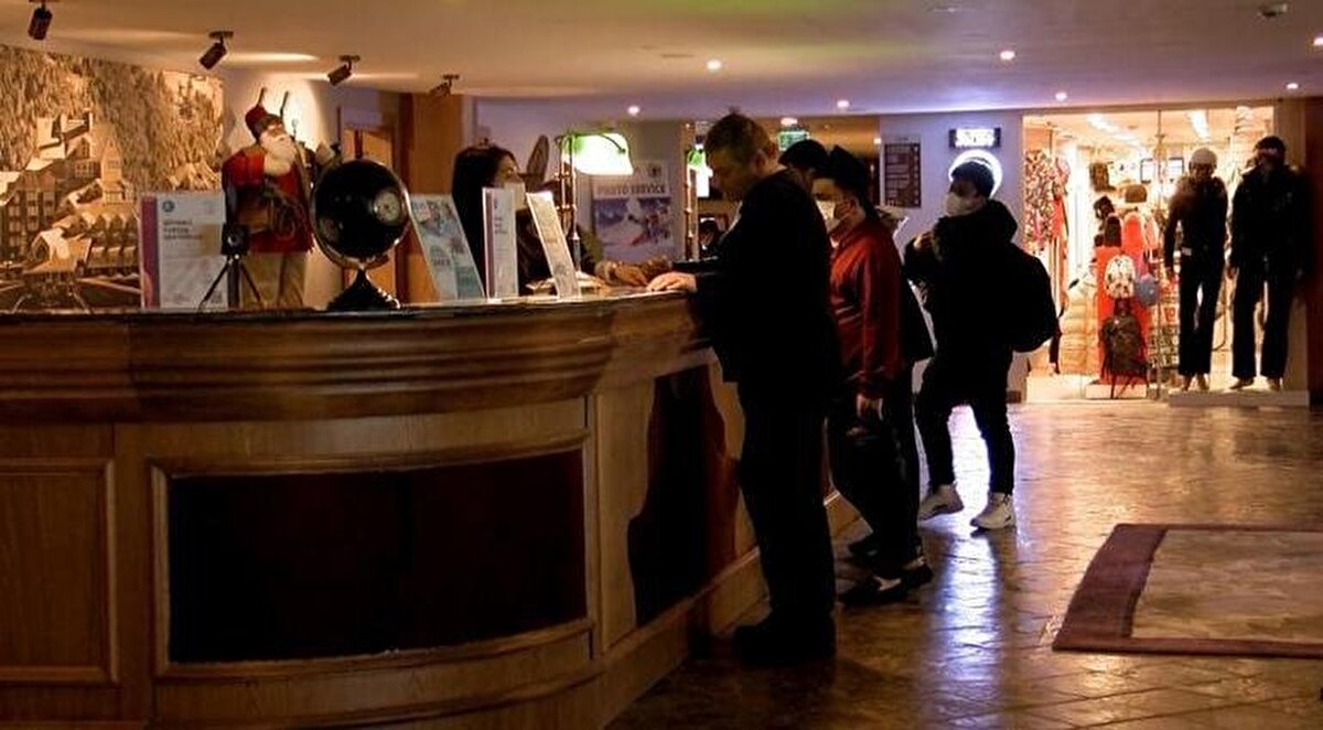 Yangınlar sonrası, kayak merkezlerindeki otel ve tesisler de mercek altına alındı. 8 bin 500 yatak kapasiteli 20 otel ile kamuya ait 7 misafirhanenin bulunduğu Uludağ'da, Büyükşehir Belediyesi İtfaiye Daire Başkanlığı, özel otel ve konaklama tesislerinde incelemede bulundu. Yapılan denetimler sonrası birçok tesiste olası yangın ve felakete karşı eksiklikler tespit edilip, verilen süre içinde bunların giderilmesi için işletme sahiplerine tebligat gönderildi.