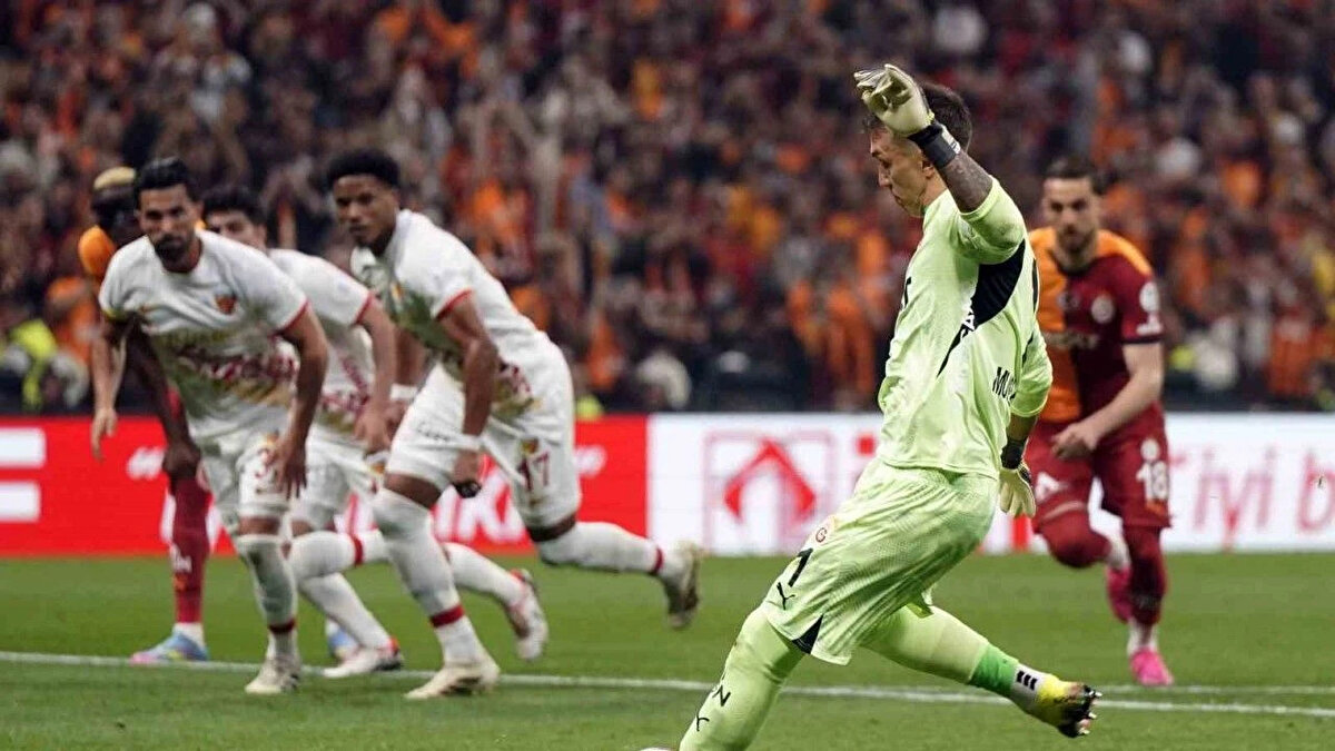 Galatasaray'ı hedef almıştı<br><br>Mourinho, Eyüpspor maçının ardından yaptığı açıklamada, Fernando Muslera'nın penaltı atışını, "Şampiyonluk kutlayış biçimi insani durumunuzu gösterir. Taraftarları ayrı tutuyorum. 2-0 iken Muslera'ya penaltı attırmak nasıl bir insani boyutta olduklarını gösteriyor" demişti.<br><br>