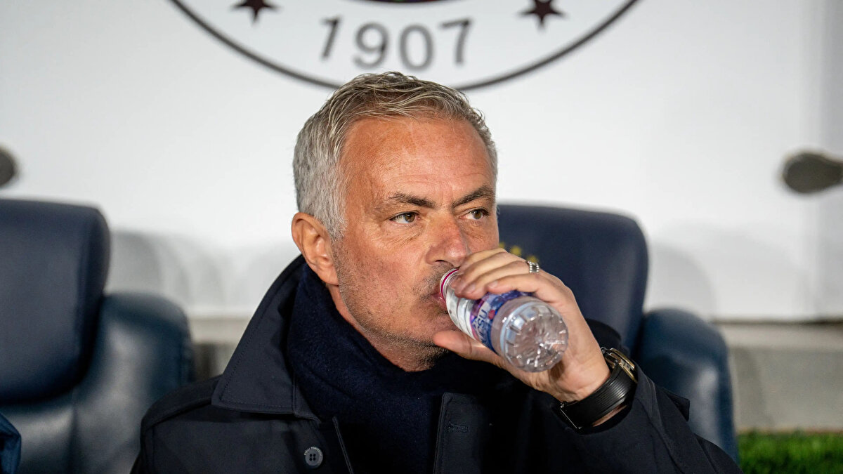 Kaleciye penaltı attırmış<br><br>Mourinho, Muslera'nın penaltı atışını eleştirmesine rağmen kendisinin takımında da geçmişte böyle bir durum yaşandığı ortaya çıktı. 8 Mart 2003 tarihinde Portekiz Kupası'nda Porto ile Varzim karşı karşıya geldi.<br><br>