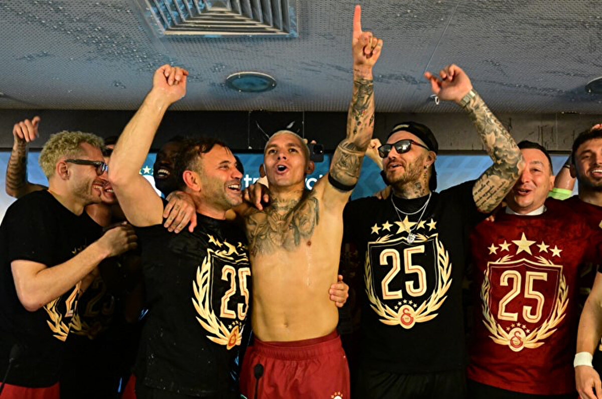 Osimhen'in sakatlığı sonrası Icardi'nin oyuna girmek için kendisini gösterdiği anlar yayıncı kuruluş kameralarına takıldı.<br>