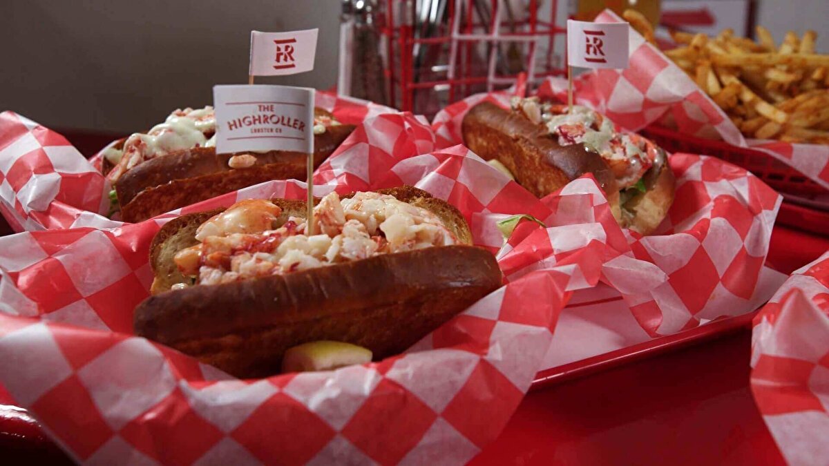 Bir diğer popüler durak ise Highroller Lobster Co.. Mekânda, klasik Maine ıstakoz ruloları egzotik mayonez soslarıyla servis ediliyor. Menüde ayrıca ananaslı mayonezli ıstakoz ruloları ve lobster bisque gibi klasik çorbalar da yer almakta.<br><br>J’s Oyster ve The Lobster Shack at Two Lights gibi mekanlar ise hem yerel halkın hem de turistlerin vazgeçilmezi. İkincisi, Atlantik kıyısındaki iki deniz fenerinin arasında konumlanan manzaralı konumuyla, sadece damaklara değil gözlere de hitap ediyor.