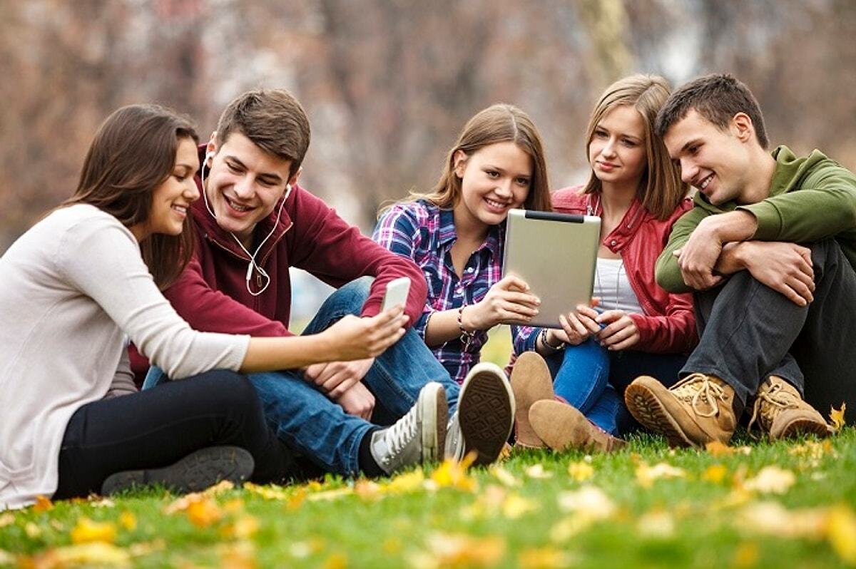 💡 Genç Nesil Daha Bilinçli<br>ABD'de yapılan bir araştırmaya göre, yetişkinlerin %20’si “Dry January” gibi geçici alkol bırakma hareketlerine katılıyor. Bu oran, 18-34 yaş grubunda %25'e kadar çıkıyor. Ayrıca her 10 yetişkinden 4’ü yıl genelinde alkolü azaltmayı hedefliyor.<br><br>Bu eğilim, genç neslin alkolün sağlık üzerindeki uzun vadeli etkilerine karşı daha bilinçli olduğunu ortaya koyuyor.