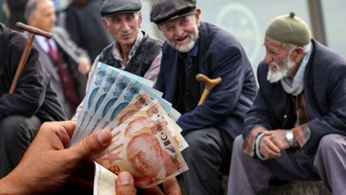 TÜRKİYE FİNANS<br><br>28 Mart 2024 tarihi itibarıyla maaşını Türkiye Finans'a taşıyan, 12.000 TL'ye varan emekli promosyonu yanı sıra Bankaya davet edeceğiniz her bir emekli yakını için 250 TL, toplamda 2.500 TL'ye varan nakit ödülden yararlanabilirsiniz.<br><br>SSK, Emekli Sandığı, Bağ-Kur emekli maaşlarını 36 ay boyunca banka aracılığı almak emeklilere;<br><br>9.999 TL'ye kadar emekli maaşı alanlara 5.000 TL<br>10.000 TL – 14.999 TL arasında emekli maaşı alanlara 8.000 TL<br>15.000 TL – 19.999 TL arasında emekli maaşı alanlara 10.000 TL<br>20.000 TL ve daha fazla maaş alanlara 12.000 TL promosyon ödemesi yapılacaktır.