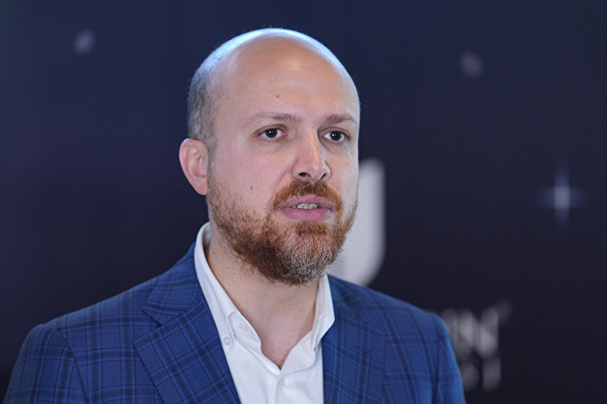 Bilal Erdoğan açıklamasında, "Hayır aday değilim. Tabii ki Fenerbahçe daha iyi yönetilsin istiyorum. O günlerin hayalini kurmaya devam edeceğiz. Bizim takımımız, Cumhurbaşkanımızın da tuttuğu takım!" şeklinde konuştu.