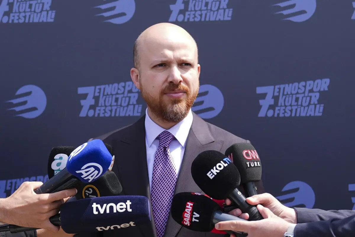 Gerçekleşecek festival hakkında da yorum yapan Bilal Erdoğan, Katılımda her geçen yıl artışımız var. Elbette daha da önemlisi biz her sene etkinlik bittikten sonra katılımcılara soruyoruz, nasıl diye eksiklerimizi gidermeye çalışıyoruz. Onlardan yeni ipuçları almaya çalışıyoruz. Gelecek sene bu işi daha iyi yapalım diye bunları planlıyoruz. Onun dışında da kamuoyuna da soruyoruz. Mesela Etnospor'u biliyor musunuz diye soruyoruz. Herkesin aklında da hemen festival geliyor İstanbul'da. Dolayısıyla artık Etnospor'un ve Etnospor festivalinin bilinirliği de artıyor, insanlar geldikleri zaman da keyif alıyor. Alanı daha kompak hale getirmeye çalışıyoruz. Daha rahat gezilir hale getirmeye çalışıyoruz. İnsanlar işte metrodan veya otobüsten çok fazla yürümesin. Çok fazla yorulmasın. Hani bütün gününü rahatça geçirebilsin diye hedefliyoruz. Bu 4 gün çok perşembe pazar çok havanın açık olacağı güzel günler olarak gözüküyor. Çok gölgelik alanlar oluşturmaya çalışıyoruz, insanların susuz kalmaması için bol miktarda su ikram etmeyi planlıyoruz. Yani perşembe cuma 300-400 bin okul öğrencisinin geldiği bir alanda hafta sonu teveccühü ile biz genelde hani 700, 800 bin, 1 milyon gibi oralarda bir kalabalık bekliyoruz doğrusu.'' ifadelerini kullandı.