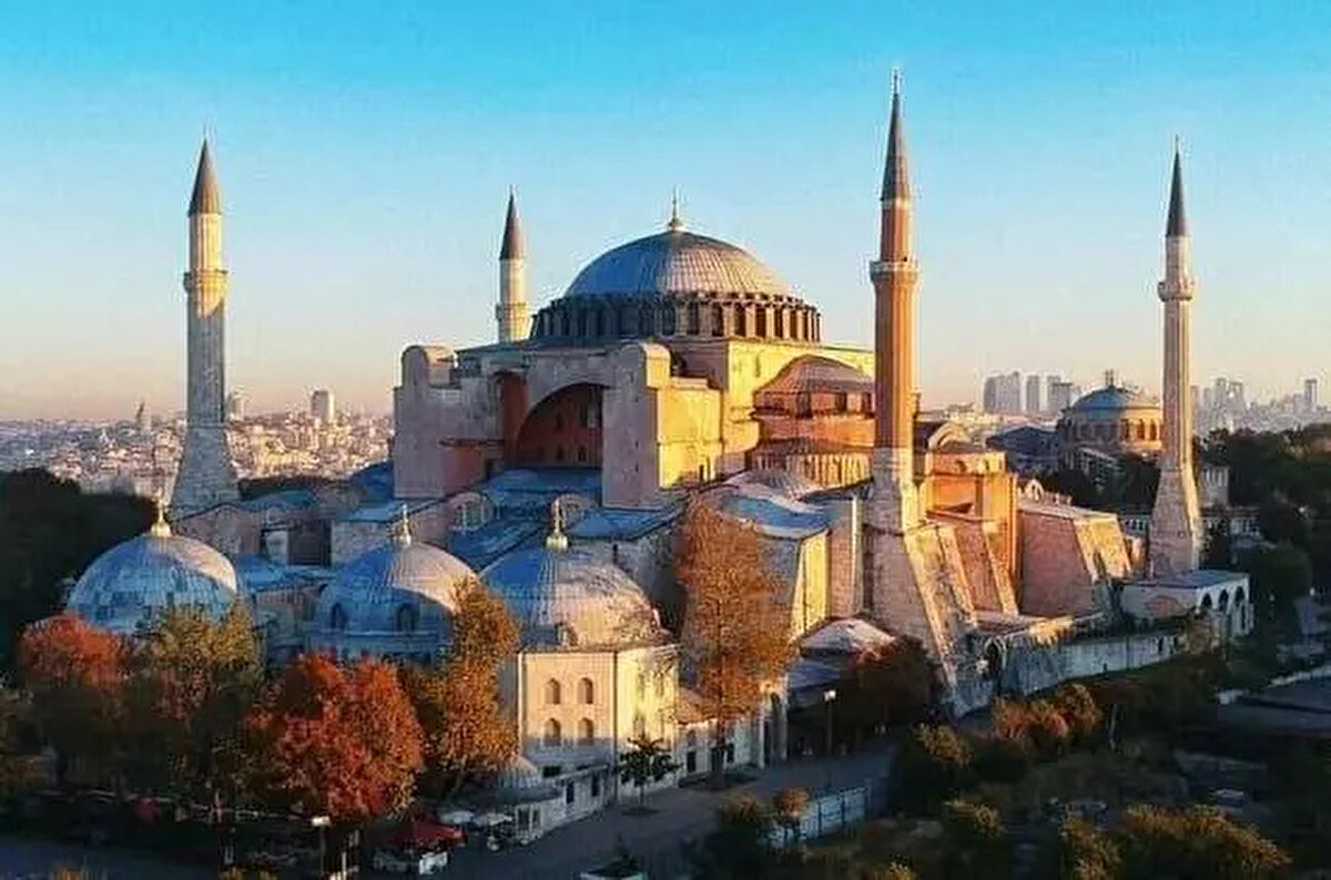 Bu muazzam yapılar, binlerce kişinin aynı anda ibadet edebilmesine olanak tanıyan geniş iç mekanları ile dikkat çeker. Ülkemizden beş camii yer alıyor...