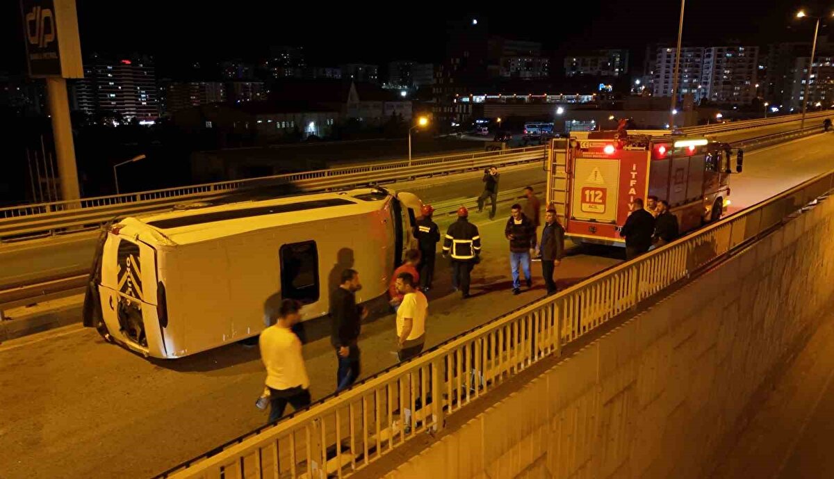 Kazada yaralanan 4 kişi ile kadın kuaförü M.T. hastanede tedavi altına alındı. Yaralıların sağlık durumlarının iyi olduğu öğrenildi. Park halindeki 7 araçta ise ciddi maddi hasar meydana geldi.