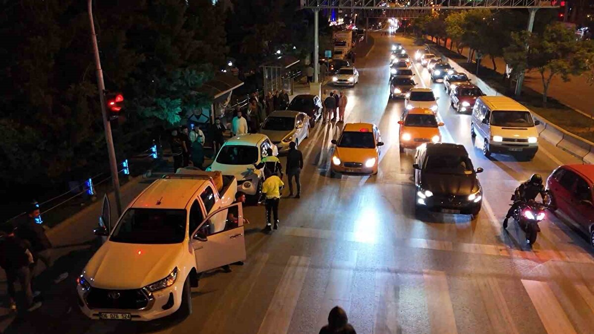 Alparslan Türkeş Bulvarı’na geçen M.Y., Dispanser Kavşağı’nda 71 S 0039 plakalı okul servisine çarptı. Kazada, B.C.A., B.C., R.Z. ve H.U. yaralandı. Servis şoförü N.K.’nin (60) araçtan inmesiyle birlikte ikinci gasp olayı yaşandı. M.Y., bu kez servis minibüsünü kaçırarak tekrar kaçmaya başladı.