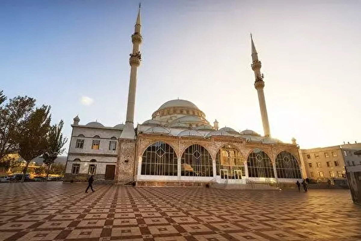 31)  MAHAÇKALE ULU CAMİİ  |  17 BİN<br><br> <br><br>Rusya