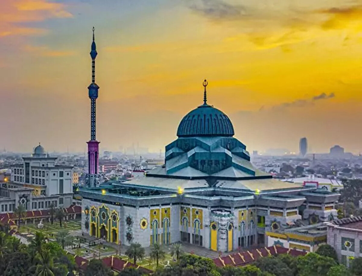 23)  JAKARTA İSLAMİ MERKEZ CAMİİ  |  20.680<br><br> <br><br>Endonezya
