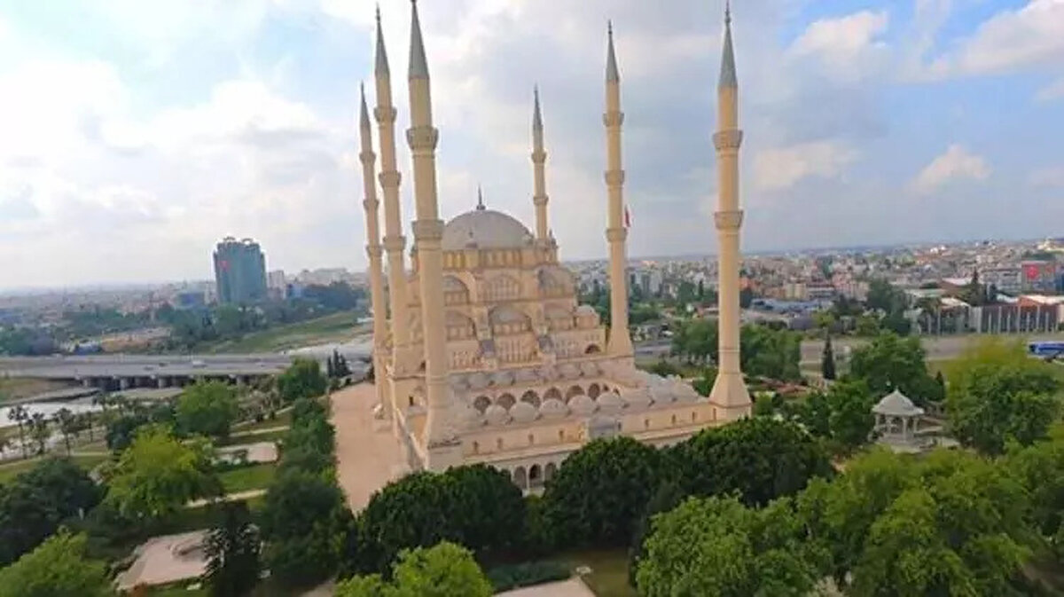 17)  SABANCI CAMİİ  |  28.500 KİŞİLİK<br><br> <br><br>Türkiye - Adana<br><br>